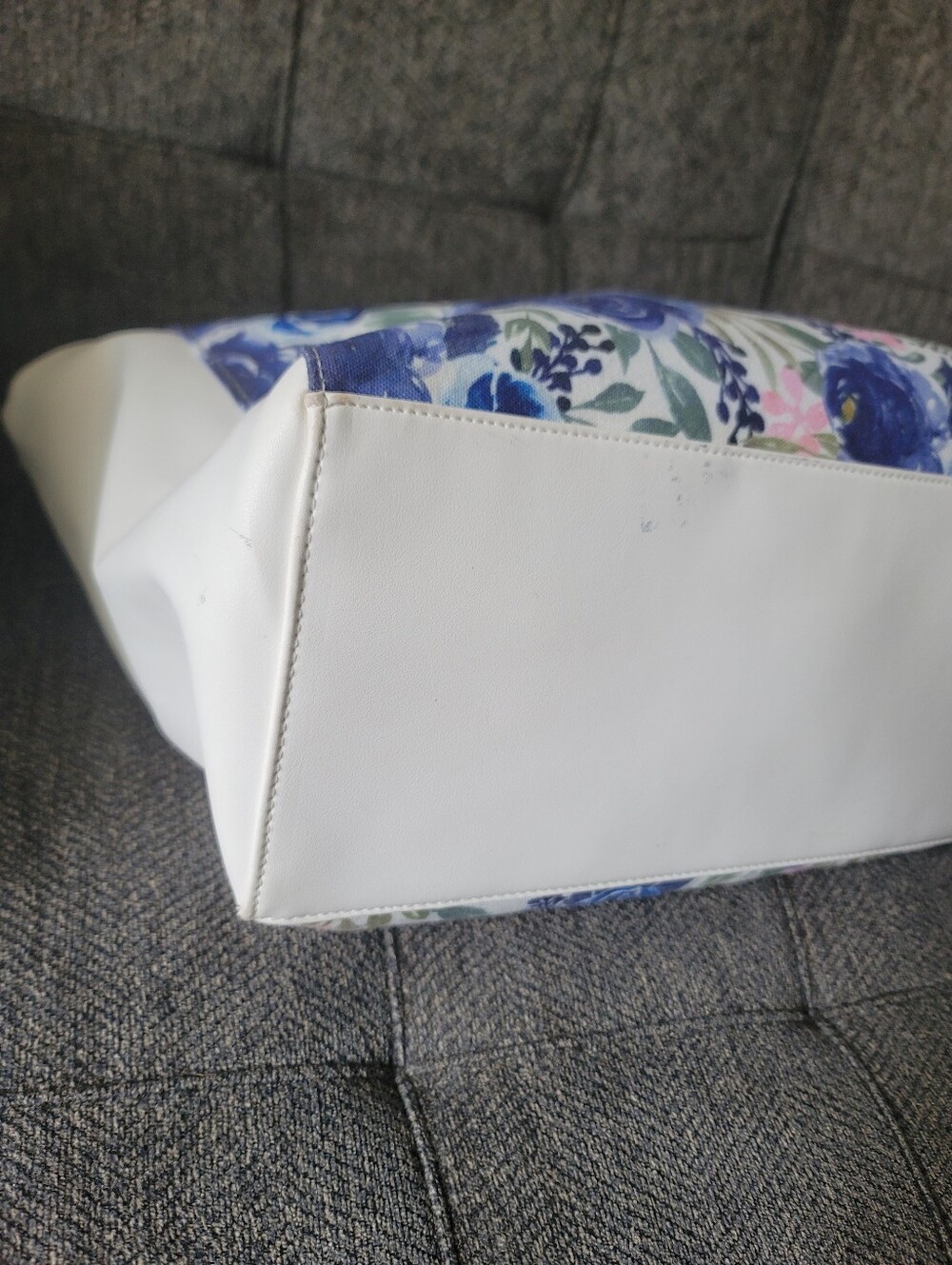 London Fog Floral Weekender Bag - Picture 9 of 14